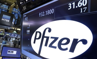 Le logo du laboratoire pharmaceutique américain Pfizer à la bourse de New-York le 23 novembre2015.