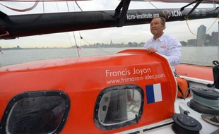 Le navigateur français Francis Joyon a pulvérisé dimanche le record de la traversée de l'Atlantique nord en solitaire à la barre de son maxi-trimaran Idec, avec plus de 16 heures d'avance sur le temps de référence réalisé par son compatriote Thomas Coville en 2008.