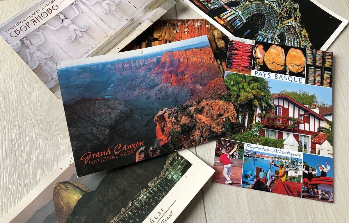 « Retour à la lenteur », « rituel », « plaisir »... Les inconditionnels des cartes postales existent encore