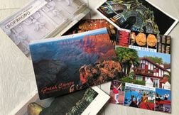 « Retour à la lenteur », « rituel »… Ils sont encore fans des cartes postal…