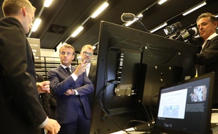 Emmanuel Macron veut une «levée progressive de tout anonymat» sur le Web.