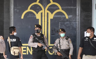 Des policiers gardent l'entrée de la prison de Tangerang, dans la région de Jakarta, juste après l'incendie qui a tué au moins 41 personnes, le 8 septembre 2021.