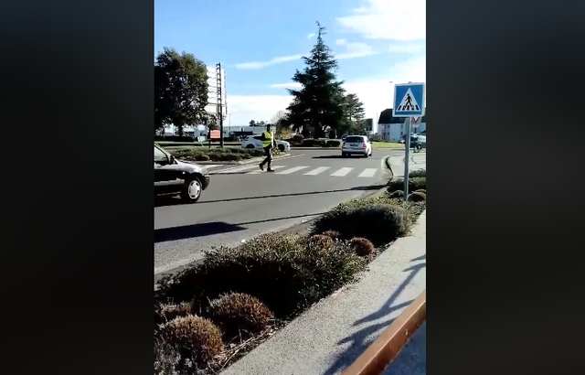 Un «gilet jaune» tente de bloquer un rond-point tout seul devant sa femme morte de rire 640x410_gilet-jaune-tente-bloquer-rond-point-tout-seul
