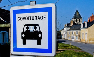 Un panneau indiquant un point de covoiturage