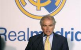 Le président du Real Madrid, Ramon Calderon, a été détenu pendant quelques heures par l'immigration américaine à l'aéroport de New York qui l'a confondu avec un délinquant sud-américain, a indiqué mardi le club de football le plus titré au monde.