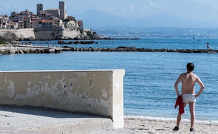 La plage d'Antibes déconfinée.