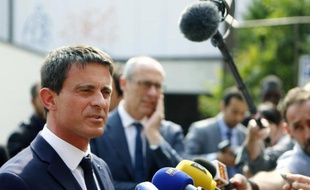 Le Premier ministre français Manuel Valls (g) le 30 mai 2015 à Trente, en Italie