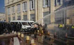 Les forces de l'ordre ont utilisé un canon à eau pour disperser les manifestants alors que la tension commençait à monter devant la préfecture.