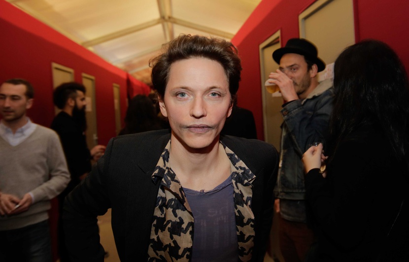 Qui Est La Mère Du Chanteur Raphaël Trois choses que son nouvel album révèle du chanteur Raphaël