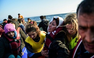 Des migrants et des réfugiés arrivent sur l'île grecque de Lesbos le 17 novembre 2015