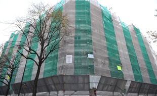 Paris, 16 novembre 2010. Illustration d'une rénovation de murs et de façades d'une copropriété