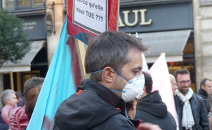 Une pancarte éloquente devant le palais de justice de Rouen, où les manifestants témoignent de leur inquiétude après l'incendie de Lubrizol. Le 8/10/19.