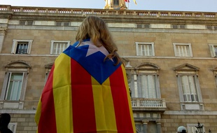 Un jeune Barcelonaise devant le bâtiment de la Generalitat à Barcelone le 28 octobre 2017.