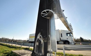 Un camion passe sous un portique écotaxe endommagé, le 6 mars 2014 à Montauban-de-Bretagne