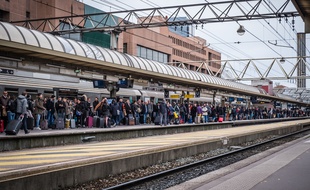 Des passagers attendent en gare, à Lyon, le 2 avril 2018.