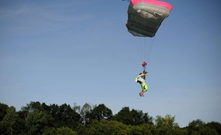 Un parachutiste en plein saut (image d'illustration).