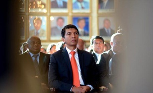 L'élection présidentielle à Madagascar, étape indispensable au rétablissement de la démocratie, a été reportée au 23 août par le gouvernement de transition mais le flou demeurait jeudi sur la suite du processus et l'attitude de la communauté internationale qui risque de se retirer.