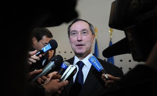 Le ministre de l'Intérieur Claude Guéant répond aux questions des journalistes lors de sa visite du centre police-jeunes à Nantes, le 4 avril 2011.