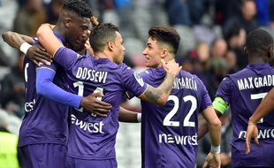 Les joueurs du TFC après le but vainqueur de Yaya Sanogo (à gauche) contre Guingamp, dimanche au Stadium de Toulouse.