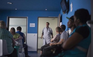 Un médecin appelle des patients dans une salle d'attente à l'hôpital d'Argenteuil le 19 juillet 2013