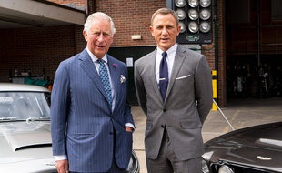 Le prince Charles pose aux côtés de Daniel Craig (l'agent 007), lors de sa visite sur le plateau de tournage de Bond 25, le 20 juin à Londres.