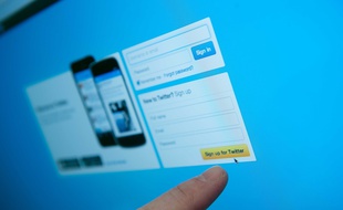 Photo d'illustration. Twitter désigné par un doigt.
