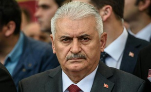 Le Premier ministre turc Binali Yildirim aux funérailles de policiers tué dans un attentat, le 8 juin 2916 à Istanbul