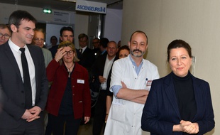 La ministre de la Santé Agnès Buzyn visite le service où des patients sont hospitalisés à Grenoble, le 9 février 2020.