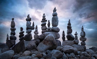 Une oeuvre de «stone stacking» réalisée par le photographe Patrick Zephyrs.