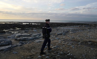 Illustration d'une surveillance sur la plage pour éviter les traversées de migrants vers la Grande-Bretagne.