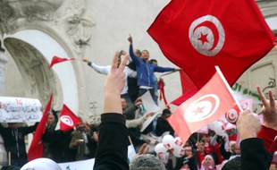 Des milliers de Tunisiens célèbrent le premier anniversaire de la chute de Ben Ali, le 14 janvier 2012 à Tunis.