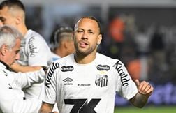 But refusé, embrouille avec un supporteur… Les temps sont durs pour Neymar