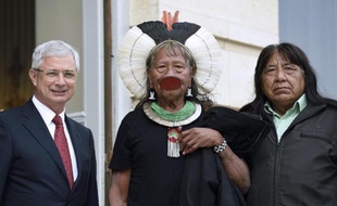 Le président de l'Assemblée nationale Claude Bartolone avec le chef de la tribu amazonienne Kayapo Raoni Metuktire et son successeur Megaron Txucarramae, le 3 juin 2014 avant une réunion à Paris