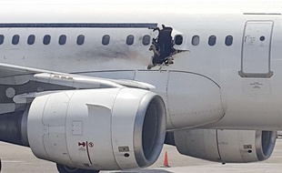 La déflagration en plein vol, a percé le fuselage et a blessé légèrement deux passagers.