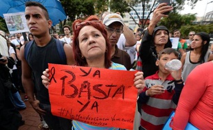 Le double meurtre d'une ancienne reine de beauté et de son mari au Venezuela a provoqué une forte émotion dans ce pays gangréné par la criminalité, contraignant le président Maduro à s'attaquer à un fléau empoisonnant le quotidien de millions de Vénézuéliens.