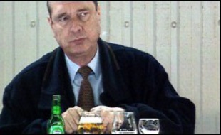 Jacques Chirac, dans un portrait iconoclaste brossé par Karl Zéro et Michel Royer, côtoie des hooligans, des zapatistes, des adolescents attardés et des tueurs maléfiques dans le programme hétéroclite et cosmopolite des premières sorties post-Festival de Cannes.