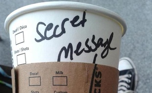 La mention «secret message» (message secret) a pris la place du prénom du client, normalement inscrit sur les gobelets Starbucks Coffee.