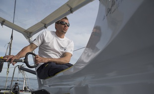 Thomas Ruyant à bord de son bateau