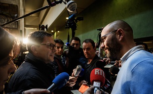 Emmanuel Gobillard, évêque auxiliaire de Lyon (à gauche) est venu remercier les victimes du père Preynat d'"avoir secoué l'Eglise".
JEFF PACHOUD / AFP