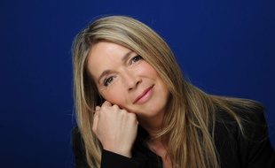 Hélène Rollès, lors de l'enregistrement des Grands du Rire le 8 juin 2017.
