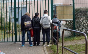 Un directeur d'ecole soupconne de viols sur des eleves. Le directeur d'une ecole primaire de la commune nord-iseroise de Villefontaine, souponne de viols sur mineurs, a ete interpelle et place en garde a vue.
Villefontaine,