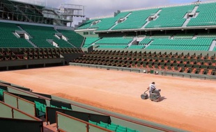 La mairie de Paris a présenté mercredi son projet de maintien de Roland-Garros dans la capitale avec un "équipement polyvalent", une enceinte qui pourrait accueillir un court de tennis pendant le tournoi et d'autres manifestations à l'année, dans le jardin des serres d'Auteuil (XVIe).