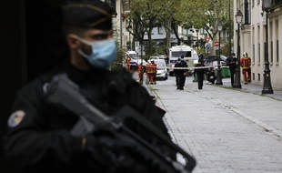Des policiers déployés après l'attaque dans le 11e arrondissement de Paris, le 25 septembre 2020.
