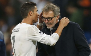 Cristiano Ronaldo chuchote à l'oreille de Laurent Blanc le 3 novembre 2015.
