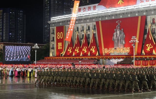 La place Kim Il Sung était parée de bannières et banderoles à l’effigie du parti dans une mise en sciène impressionnante.