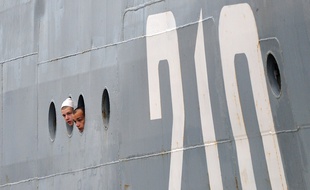 Des marins russes arrivent à bord du navire Smolniy, à Saint-Nazaire, le 30 juin 2014.