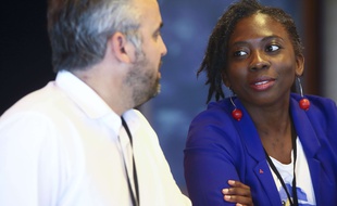 Danièle Obono avec Alexis Corbière lors d'un meeting de Jean-Luc Mélenchon à Dijon pendant la campagne présidentielle de 2017.