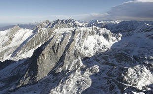 La chaîne enneigée des Pyrénées (Illustration).