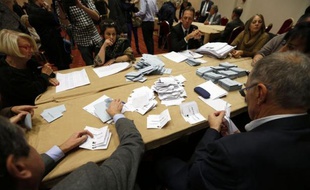 Le vote des adhérents pour désigner un nouveau chef à l' UMP s'avérait très serré dimanche entre Jean-François Copé et François Fillon et l'ambiance s'est tendue dans la soirée, le camp Copé dénonçant des "irrégularités" à Nice et à Paris.