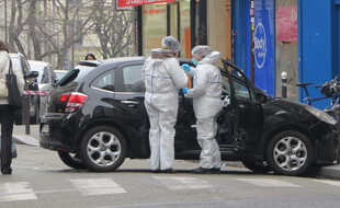 Des enquêteurs de la police scientifique et judiciaire enquêtent sur la voiture laissée par les auteurs de la fusillade de Charlie Hebdo le 7 janvier 2015.